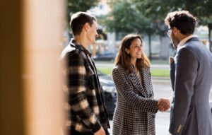 woman_doing_a_handshake_with a_real_estate_expert