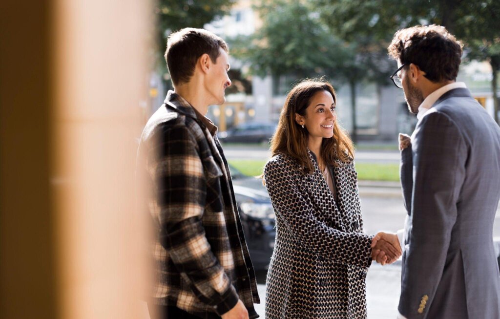 woman_doing_a_handshake_with a_real_estate_expert woman_doing_a_handshake_with a_real_estate_expert